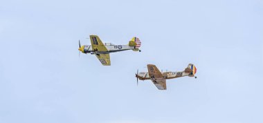 Şehrin gökyüzünde eğitim akrobasi uçak pilotları. Renkli uçak izleme duman, airbandits, aeroshow