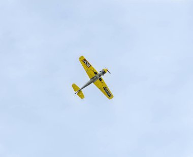 Şehrin gökyüzünde eğitim akrobasi uçak pilotları. Renkli uçak izleme duman, airbandits, aeroshow