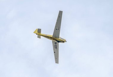 Akrobasi motorplane (motorlu) pilot eğitimi şehrin gökyüzünde. ICA olduğunu-28, aeroshow