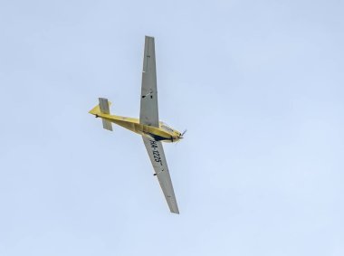 Akrobasi motorplane (motorlu) pilot eğitimi şehrin gökyüzünde. ICA olduğunu-28, aeroshow