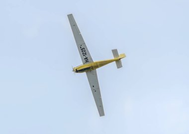 Akrobasi motorplane (motorlu) pilot eğitimi şehrin gökyüzünde. ICA olduğunu-28, aeroshow