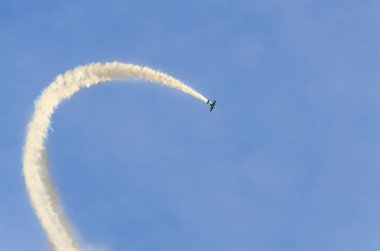  Akrobasi uçak pilot Jurgis Kairys eğitim şehrin gökyüzünde. 