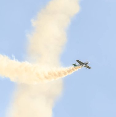  Akrobasi uçak pilot Jurgis Kairys eğitim şehrin gökyüzünde. 