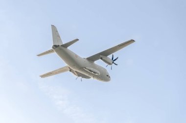  Uçak C-27-J Spartan, mavi gökyüzünde uçan uçak, izole, yakın çekim