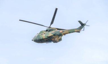 Akrobasi elicopter eğitim şehrin gökyüzünde pilotlar. Puma elicopter, Deniz Kuvvetleri, ordu matkap.