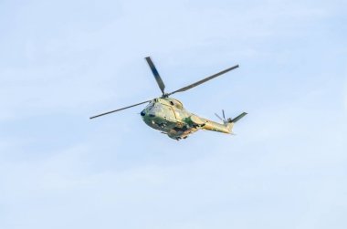 Akrobasi elicopter eğitim şehrin gökyüzünde pilotlar. Puma elicopter, Deniz Kuvvetleri, ordu matkap.
