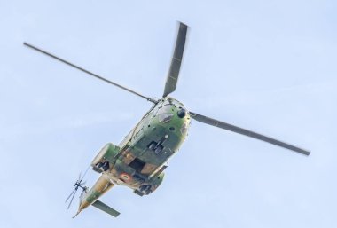 Akrobasi elicopter eğitim şehrin gökyüzünde pilotlar. Puma elicopter, Deniz Kuvvetleri, ordu matkap.