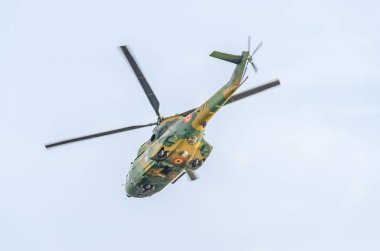 Akrobasi elicopter eğitim şehrin gökyüzünde pilotlar. Puma elicopter, Deniz Kuvvetleri, ordu matkap.