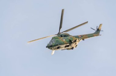 Akrobasi elicopter eğitim şehrin gökyüzünde pilotlar. Puma elicopter, Deniz Kuvvetleri, ordu matkap.