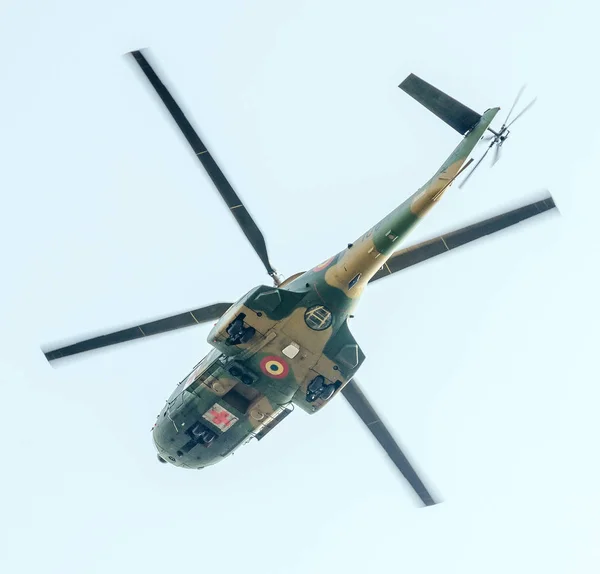 De dag van de luchtvaart in de buurt van piloten standbeeld. Helikopter in de lucht. — Stockfoto