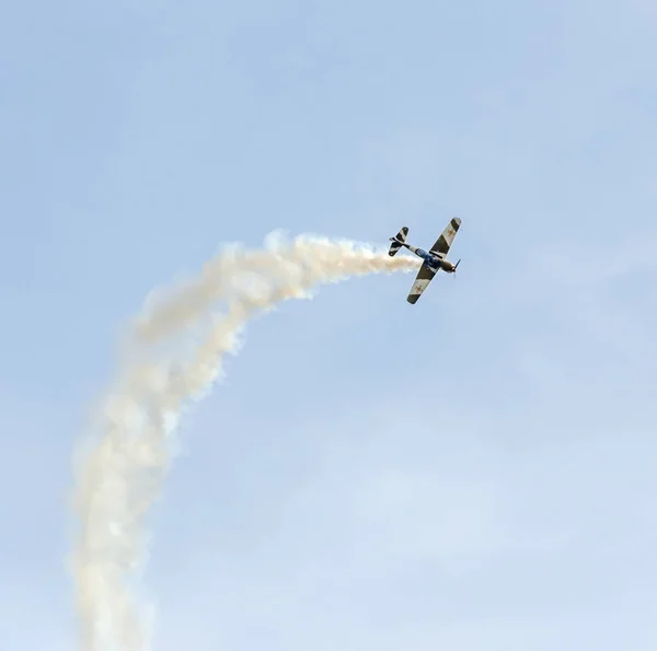 Pilotos de aviones acrobáticos entrenando en el cielo de la ciudad. Avión de color con rastro de humo, airbandits, aeroshow — Foto de Stock