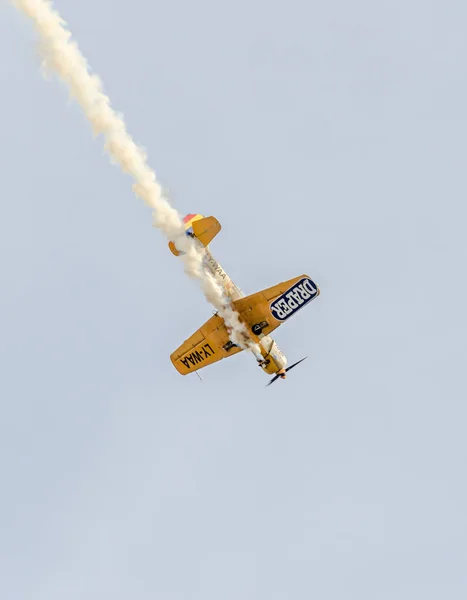 Aerobatic pilotos de avião de formação no céu da cidade. Avião colorido com traço de fumaça, airbanits, aeroshow — Fotografia de Stock