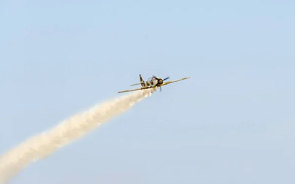 Trénink na obloze města pilotů akrobatického letounu. Barevné modely letadel s trasování kouře, airbandits, letecký den — Stock fotografie