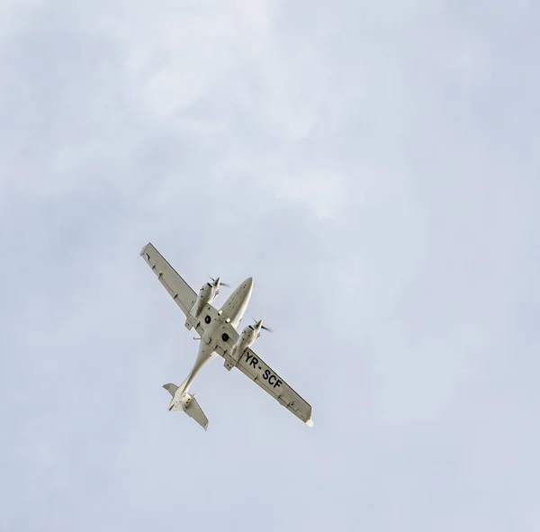 Aerobatic pilotos de avião de formação no céu da cidade. Avião de diamantes. Aeródromo — Fotografia de Stock