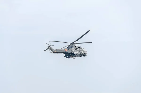 Elicopter пілотажних пілотів навчання в небі міста. Пума elicopter, військово-морського флоту, армія дриль.. — стокове фото
