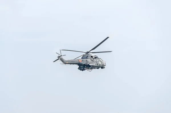 Kunstflug-Hubschrauberpiloten beim Training am Himmel der Stadt. Puma-Hubschrauber, Marine, Heeresübung. — Stockfoto