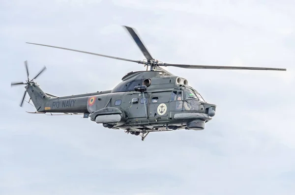 Výcviku na obloze města akrobatický elicopter pilotů. Puma elicopter, námořnictva, army drill. — Stock fotografie