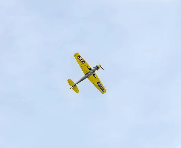 Pilotos de aviones acrobáticos entrenando en el cielo de la ciudad. Avión de color con rastro de humo, airbandits, aeroshow —  Fotos de Stock