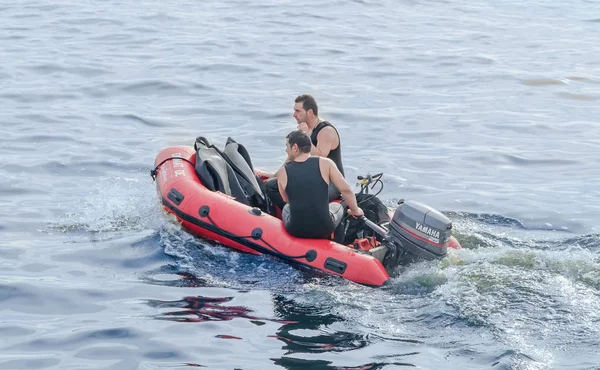 Des plongeurs entraînés sur le bateau de sauvetage rouge, des soldats entraînés. Salon aéronautique . — Photo