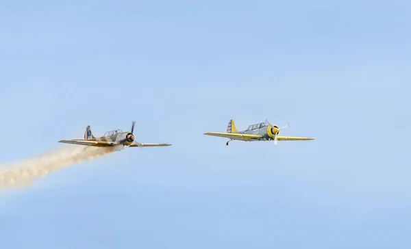 Pilotos de aviones acrobáticos entrenando en el cielo de la ciudad. Avión de color con rastro de humo, airbandits, aeroshow — Foto de Stock