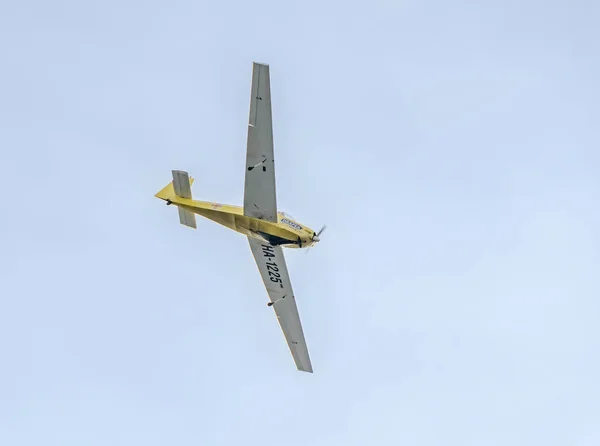 Piloto de avión de motor acrobático (planeador) entrenando en el cielo de la ciudad. ICA IS-28, aeroshow — Foto de Stock