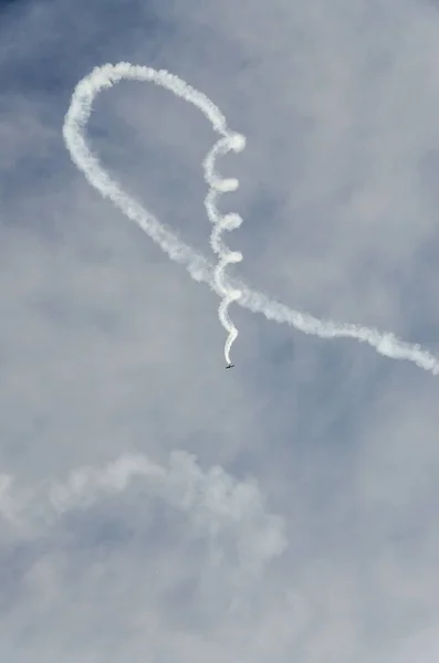 Piloto aeronáutico Jurgis Kairys treinando no céu da cidade . — Fotografia de Stock