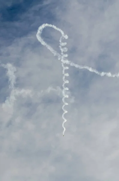 Acrobatische vliegtuig piloot Jurgis Kairys opleiding in de hemel van de stad. — Stockfoto