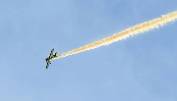 Piloto de avión acrobático Jurgis Kairys entrenando en el cielo de la ciudad . — Foto de Stock