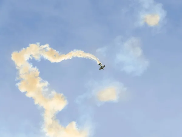 Piloto de avión acrobático Jurgis Kairys entrenando en el cielo de la ciudad . — Foto de Stock