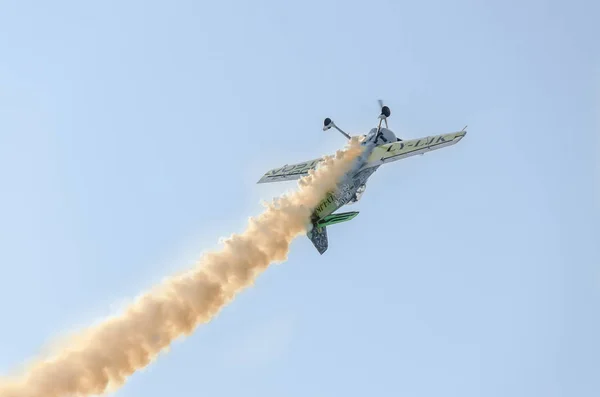 Pilotní výcvik Jurgis Kairys akrobatického letadla na obloze města. — Stock fotografie