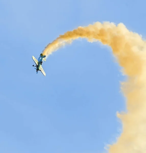 Akrobasi uçak pilot Jurgis Kairys eğitim şehrin gökyüzünde. — Stok fotoğraf