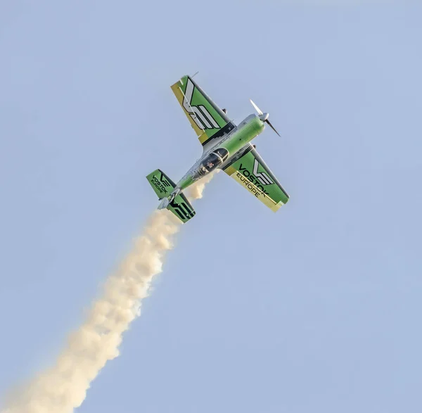 Aerobatic flygplan Jurgis Kairys pilotutbildning i himlen över staden. — Stockfoto