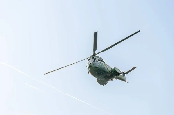 Piloții de elicopter aerobatic se antrenează pe cerul orașului. Elicopter Puma, marină, foraj militar . — Fotografie, imagine de stoc