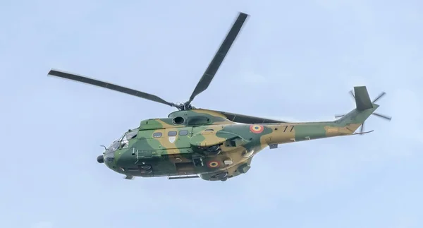 Pilotes d'hélicoptère acrobatique s'entraînant dans le ciel de la ville. Puma hélicoptère, marine, exercice de l'armée . — Photo