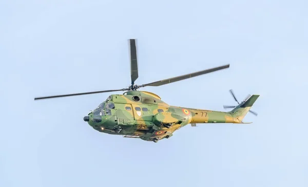 Výcviku na obloze města akrobatický elicopter pilotů. Puma elicopter, námořnictva, army drill. — Stock fotografie