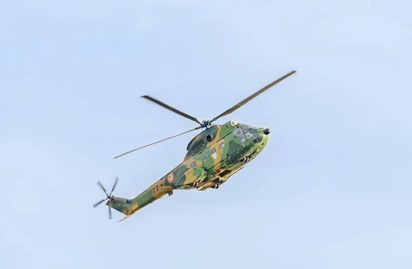 Piloti elicotatori acrobatici che si allenano nel cielo della città. Puma elicopter, marina, esercitazione dell'esercito . — Foto Stock