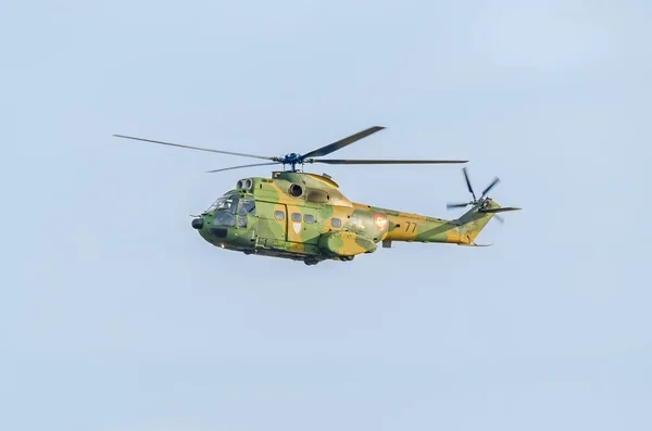 Kunstflug-Hubschrauberpiloten beim Training am Himmel der Stadt. Puma-Hubschrauber, Marine, Heeresübung. — Stockfoto