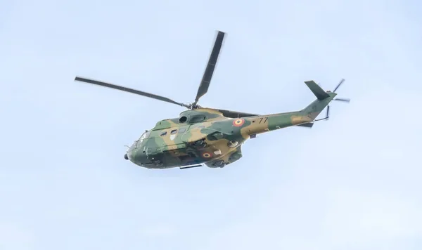 Aerobatic elicopter piloter utbildning i himlen över staden. Puma elicopter, marinen, armén borr. — Stockfoto