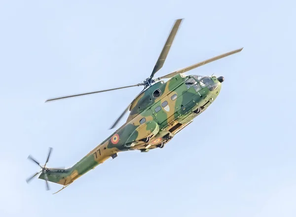 Elicopter műrepülő pilots képzés az égen a város. Puma elicopter, haditengerészet, hadsereg fúró. — Stock Fotó