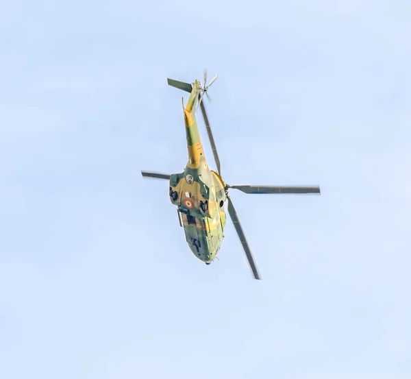 Kunstflug-Hubschrauberpiloten beim Training am Himmel der Stadt. Puma-Hubschrauber, Marine, Heeresübung. — Stockfoto