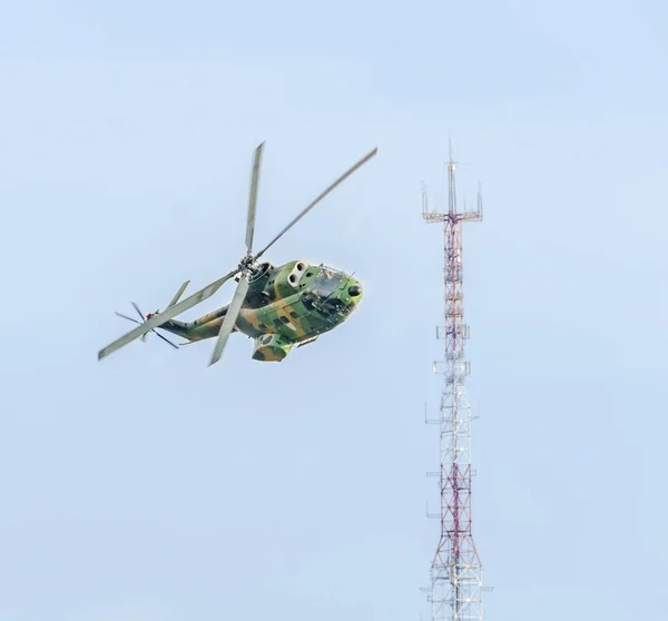 Aerobatic elicopter pilotos formação no céu da cidade. Puma elicopter, marinha, exercício do exército . — Fotografia de Stock