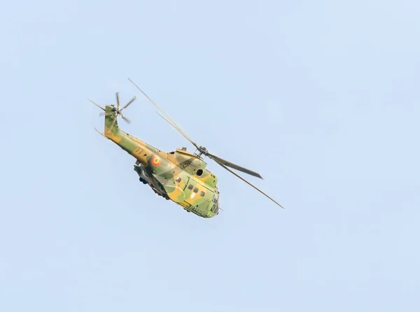 Kunstflug-Hubschrauberpiloten beim Training am Himmel der Stadt. Puma-Hubschrauber, Marine, Heeresübung. — Stockfoto