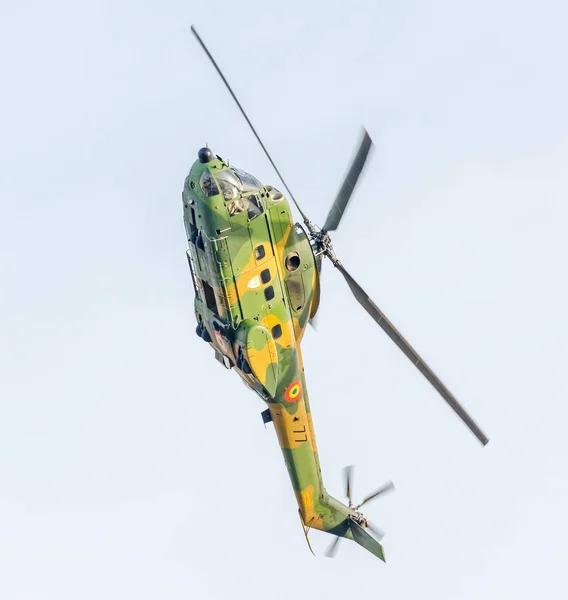 Piloții de elicopter aerobatic se antrenează pe cerul orașului. Elicopter Puma, marină, foraj militar . — Fotografie, imagine de stoc