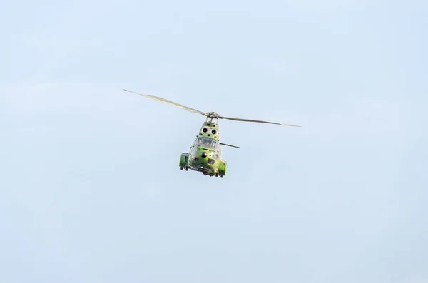 Aerobatic elicopter pilotos formação no céu da cidade. Puma elicopter, marinha, exercício do exército . — Fotografia de Stock