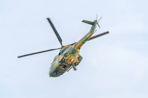 Kunstflug-Hubschrauberpiloten beim Training am Himmel der Stadt. Puma-Hubschrauber, Marine, Heeresübung. — Stockfoto