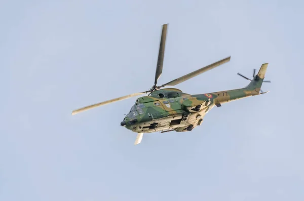 Piloții de elicopter aerobatic se antrenează pe cerul orașului. Elicopter Puma, marină, foraj militar . — Fotografie, imagine de stoc