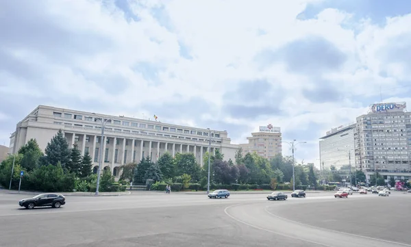 A Praça Vitória com o Palácio Vitória. Piata Victoriei cu Palatul Victoriei . — Fotografia de Stock