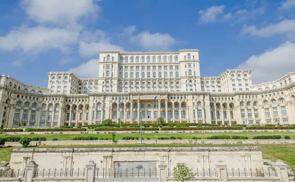 Das Gebäude "casa poporului" (Haus des Volkes), der Platz "piata constitutiei"". — Stockfoto