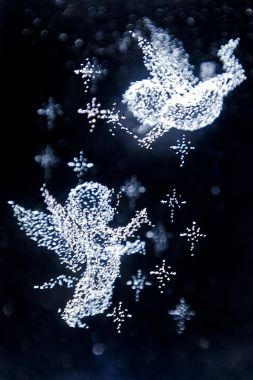 Uçuş, sihirli değnek ile kanatlı peri melekler