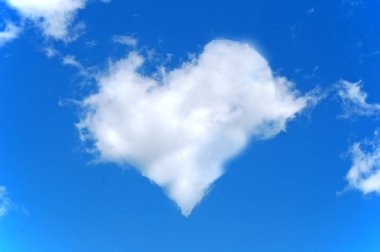 Bulutlar mavi gökyüzü üzerinde yapılan kalp şekli